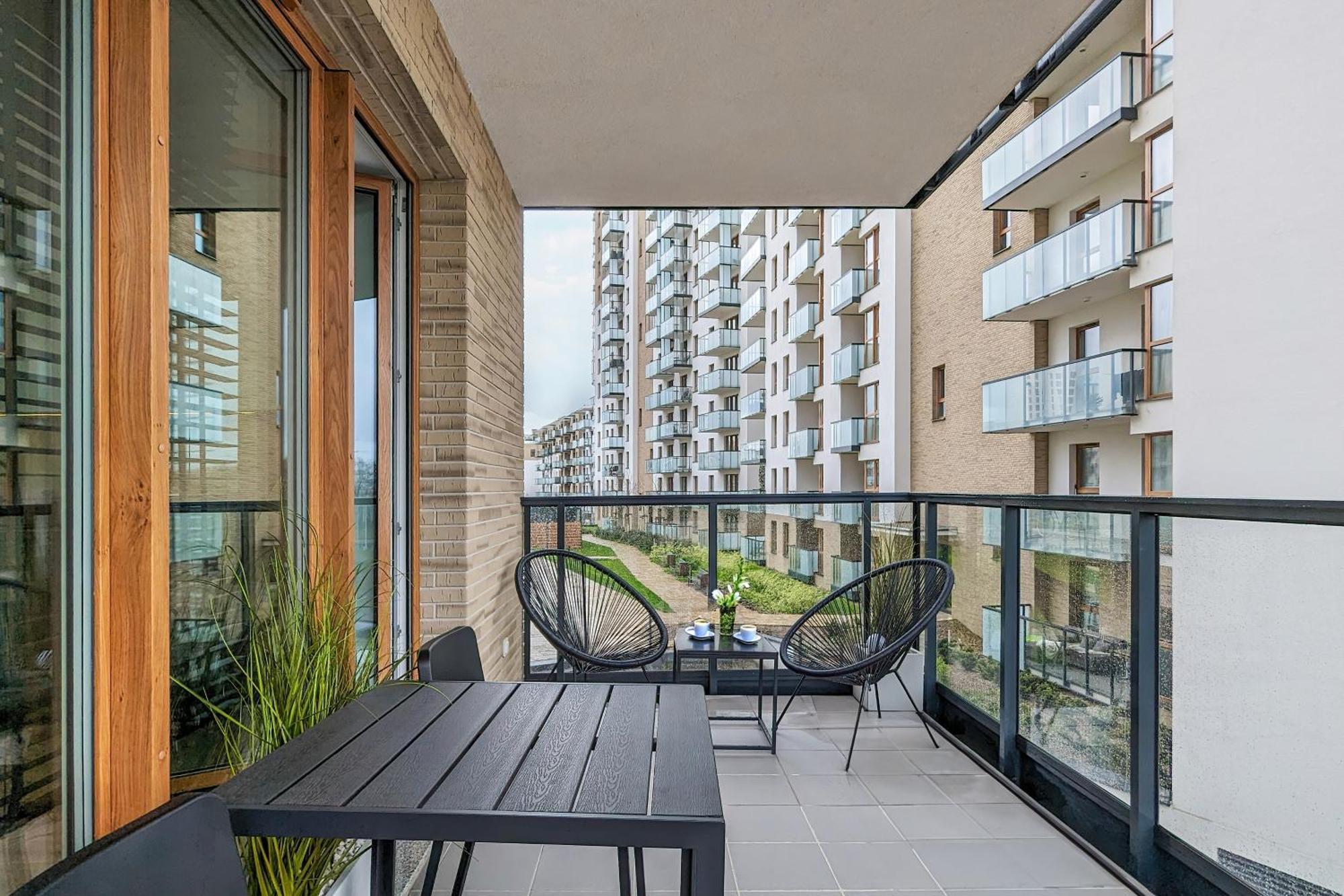 Bright & Modern With Parking Near Arena By Renters Apartment *