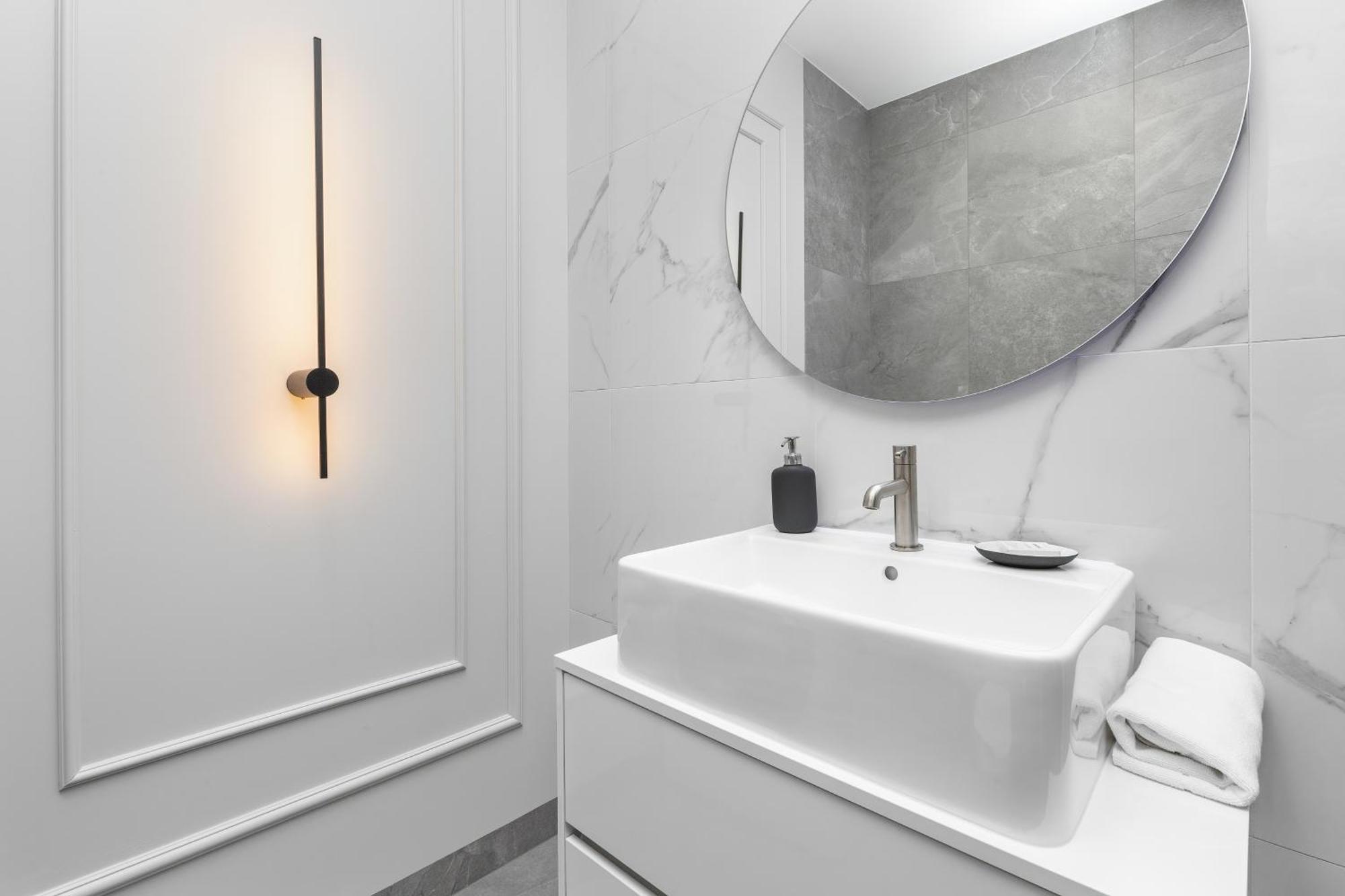 Apartment Bright & Modern With Parking Near Arena By Renters