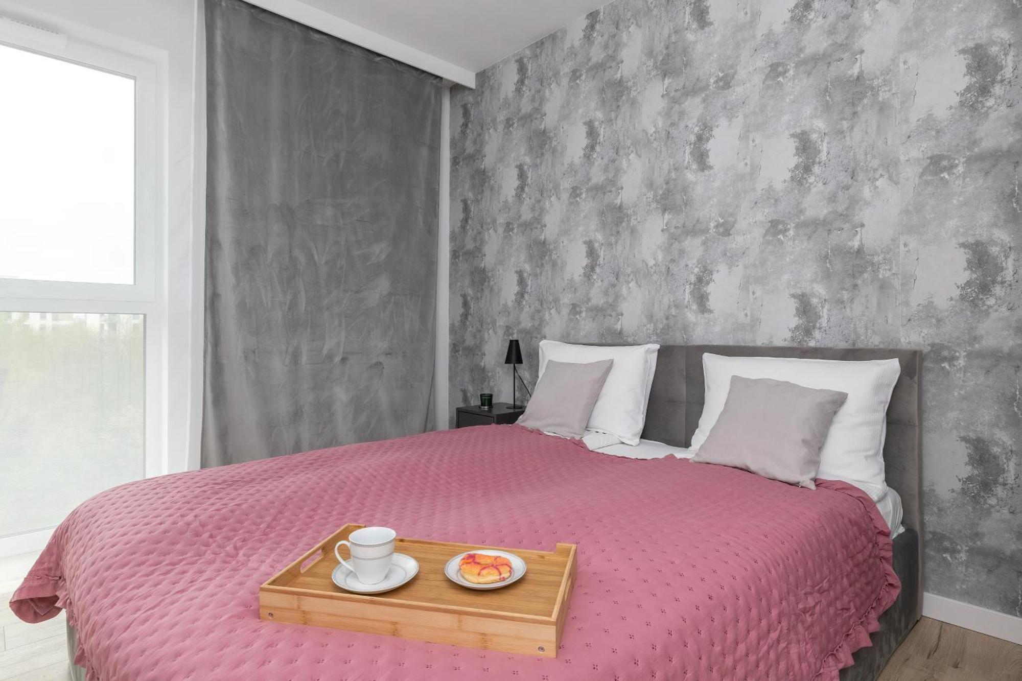 Bright & Modern With Parking Near Arena By Renters Apartment *