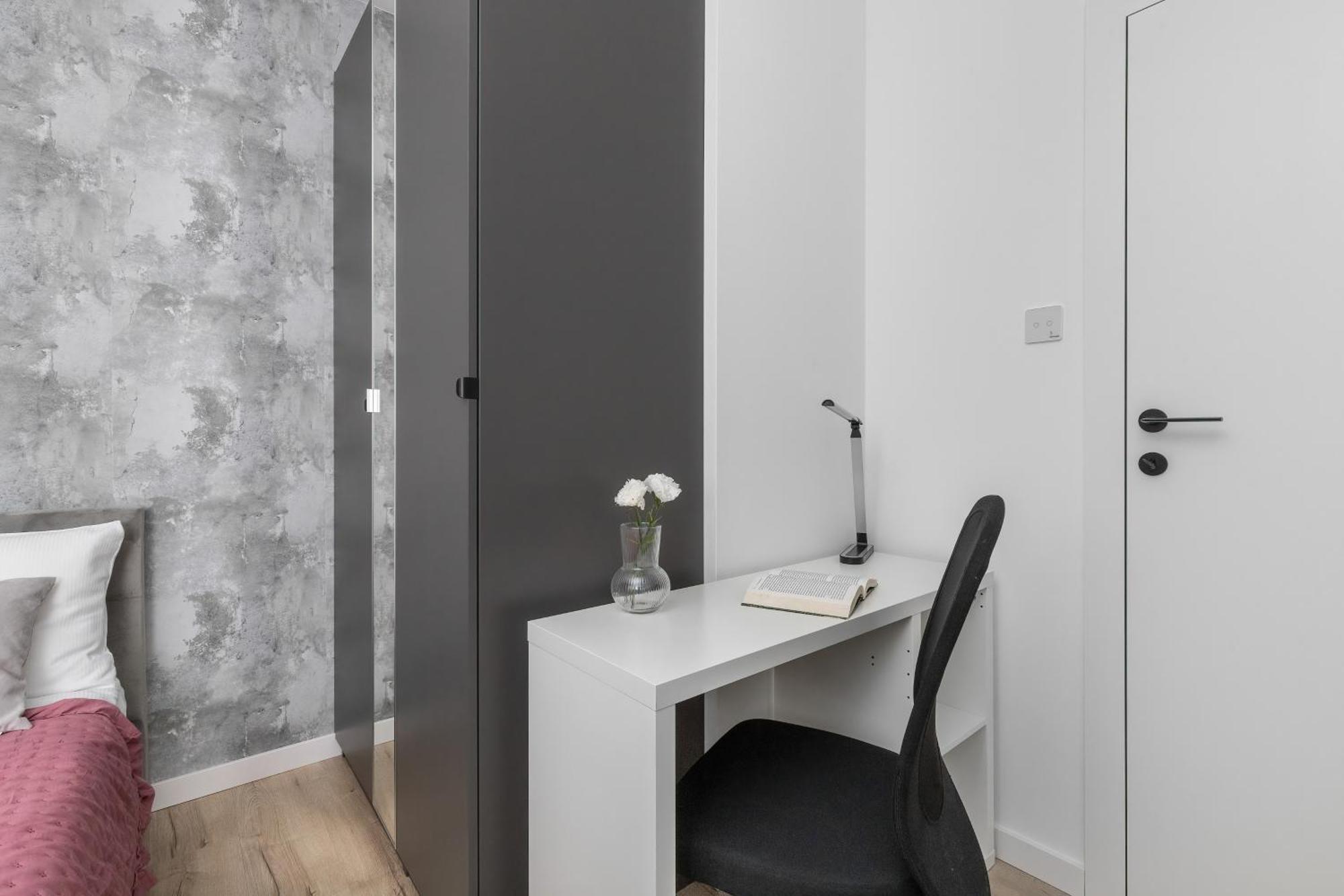 Bright & Modern With Parking Near Arena By Renters