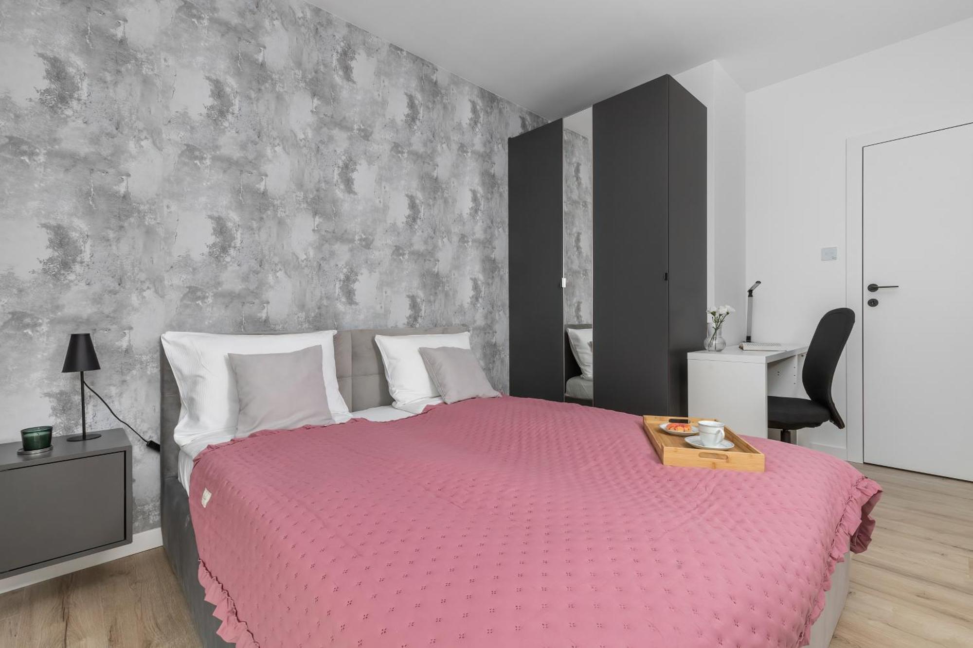 Apartment Bright & Modern With Parking Near Arena By Renters